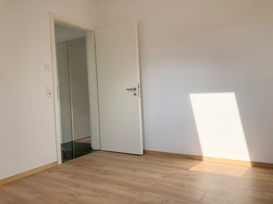 linkes Zimmer Ansicht 2 Dachgeschosswohnung Sch�neck