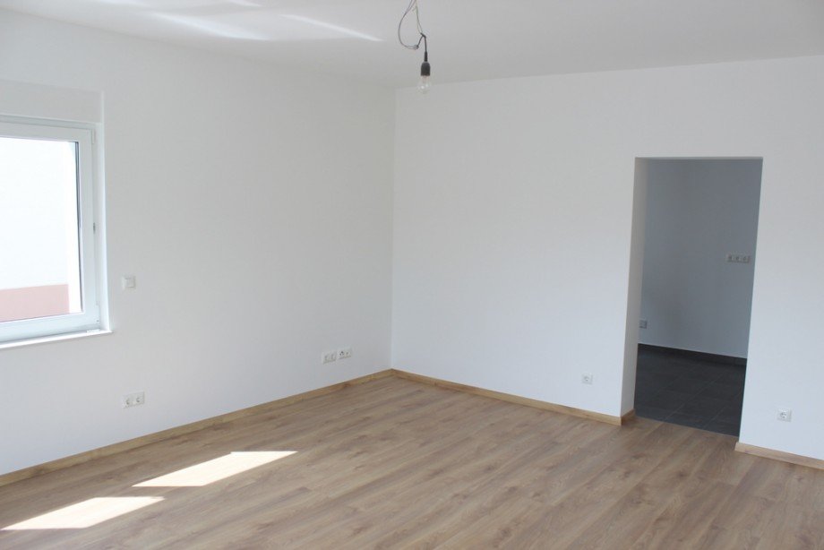 linkes Zimmer mit Balkon und K�chenzugang Ansicht 2 Terrassenwohnung Sch�neck