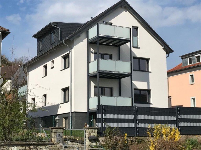vordere Hausansicht Sch�neck Terrassenwohnung Hochwertig sanierte 4 ZKB-Wohnung mit S�dbalkon und gro�er Terrasse!