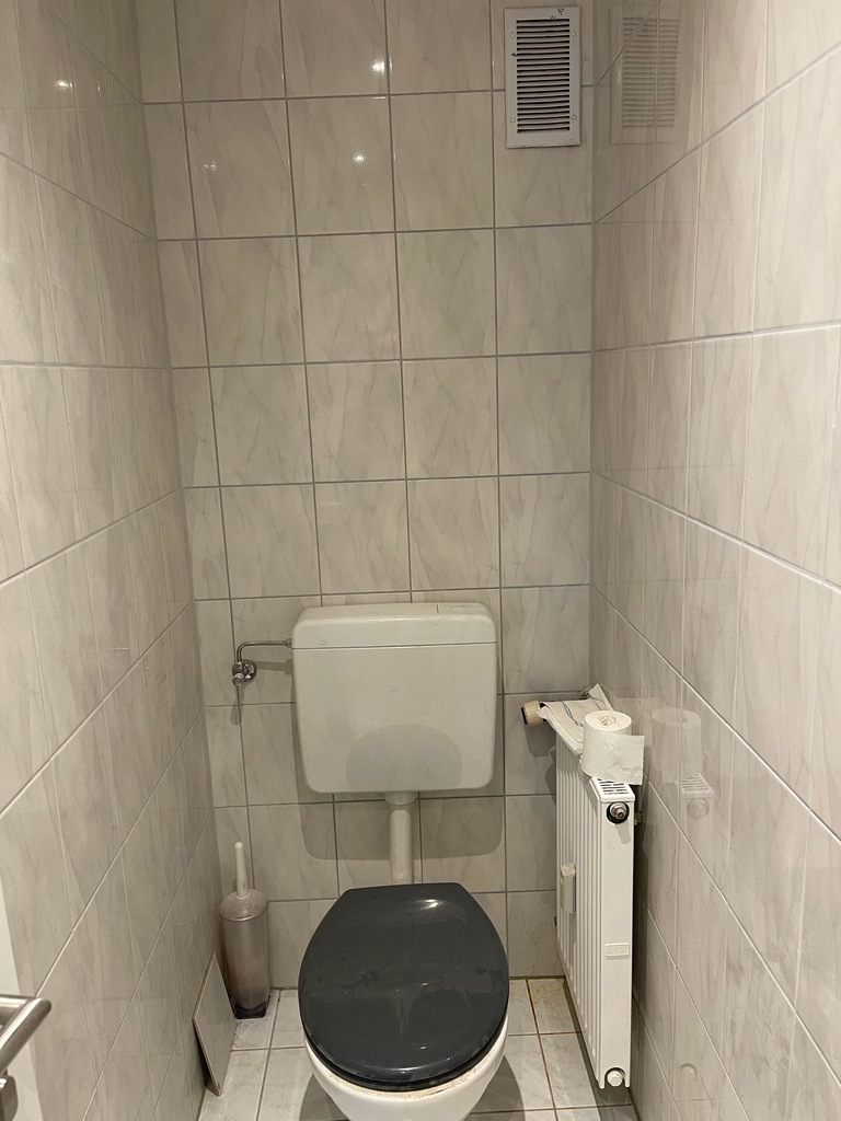 Toilette mit Waschbecken Ansicht 2 Etagenwohnung Karben