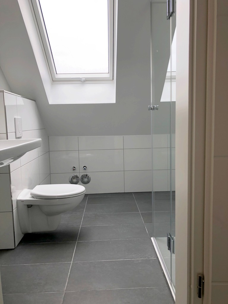 Tageslichtbad mit Wanne Ansicht 2 Dachgeschosswohnung Sch�neck