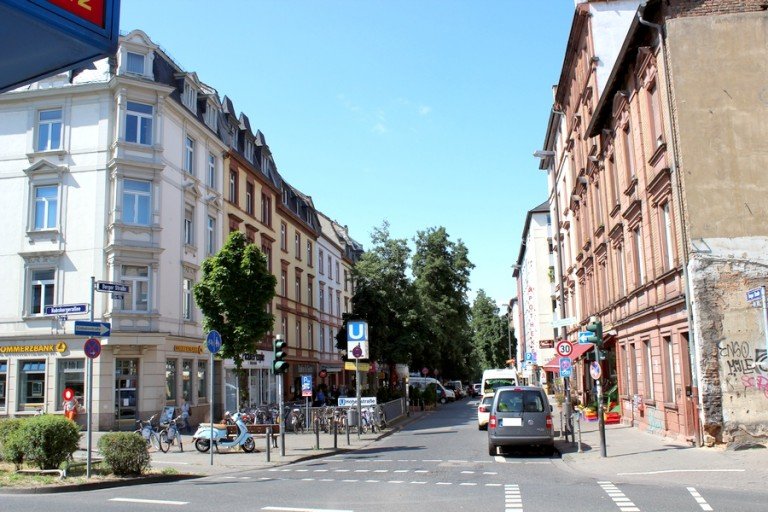Stra�enansicht Frankfurt/Main Praxis Frankfurt-Bornheim! Neu sanierte 4 ZKB B�rofl�che direkt auf der unteren Berger Stra�e zu vermieten!