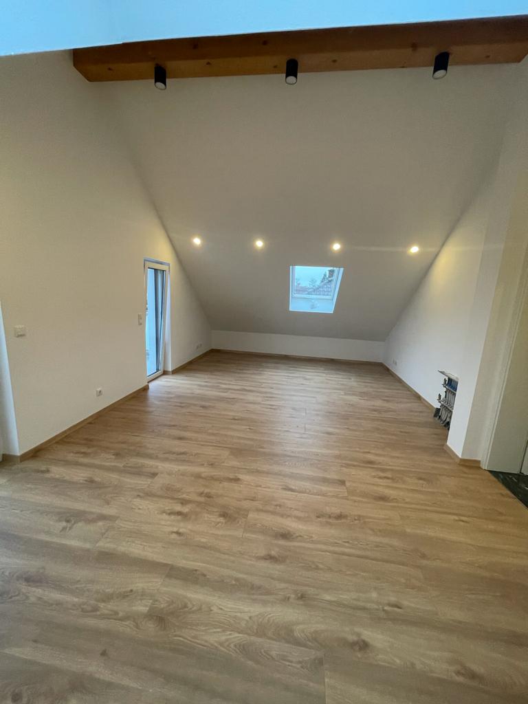 Wohnzimmeransicht 1 Dachgeschosswohnung Sch�neck