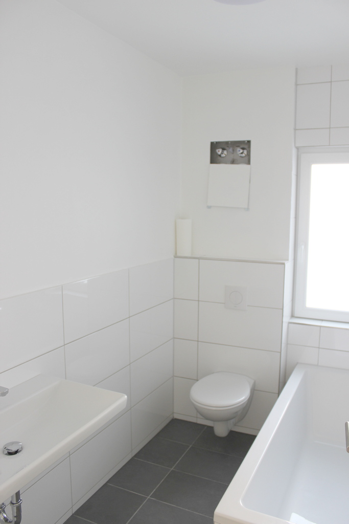 Tageslichtbad mit Wanne Ansicht 1 Terrassenwohnung Sch�neck