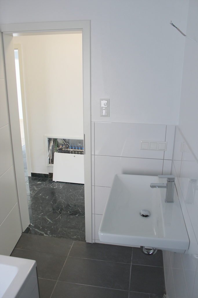 Tageslichtbad mit Wanne Ansicht 1 Terrassenwohnung Sch�neck