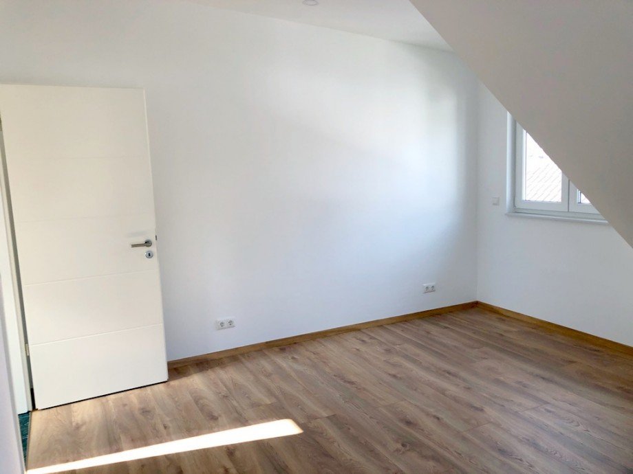 rechtes Zimmer Ansicht 1 Dachgeschosswohnung Sch�neck